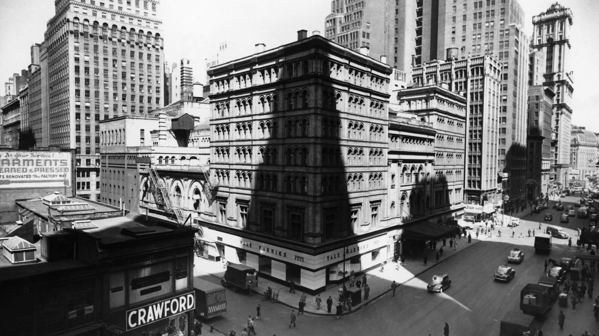 Blick auf das "alte" Gebäude der Metropolitan Opera in New York City im Jahr 1946, die in den 1960er Jahren abgerissen wurde Blick auf das "alte" Gebäude der Metropolitan Opera in New York City im Jahr 1946, die in den 1960er Jahren abgerissen wurde
