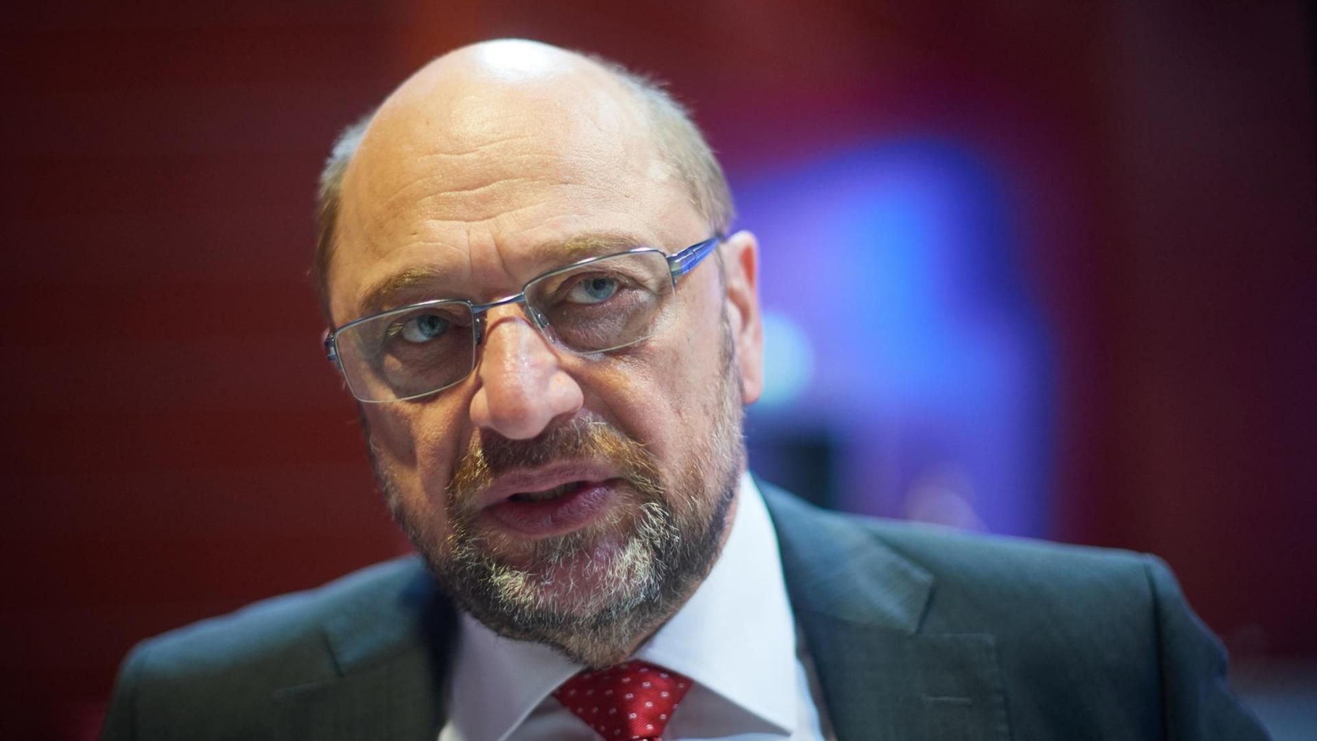 23.06.2018, Nordrhein-Westfalen, Bochum: Der ehemalige Bundesvorsitzenden Martin Schulz nimmt am Landesparteitag der nordrhein-westfälischen SPD teil. Gut ein Jahr nach ihrer Wahlschlappe stellt sich die nordrhein-westfälische SPD an ihrer Spitze neu auf.