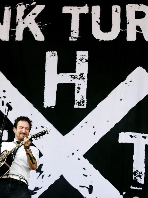 Sänger und Gitarrist Frank Turner während eines Konzerts auf dem Nova Rock 2015 Festival in Nickelsdorf, Österreich
