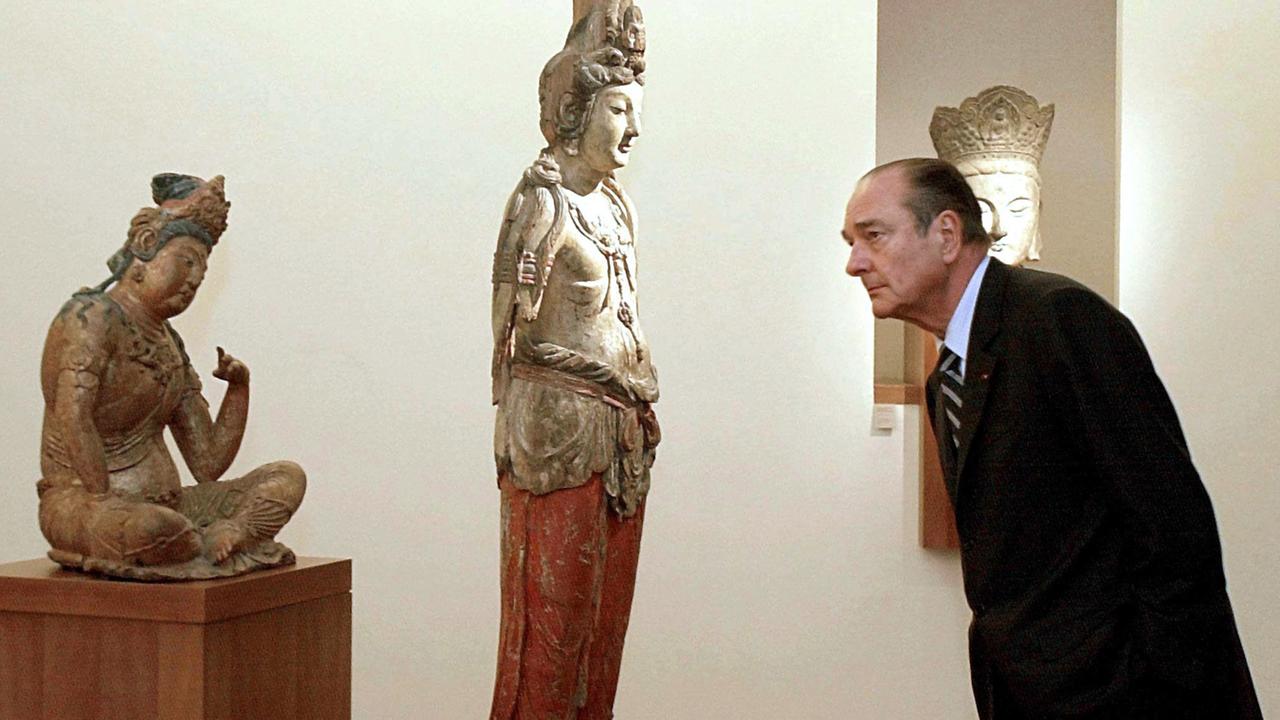 Frankreichs damaliger Staatspräsident Jacques Chirac schaut sich bei der Wiedereröffnung des Musee Guimet am 15. Januar 2001 in Paris asiatische Skulpturen aus dem 10. Jahrhundert an.