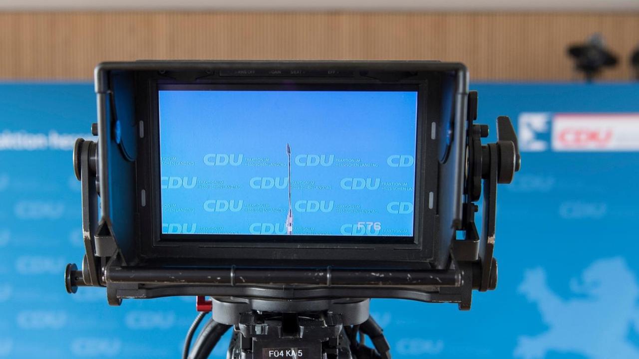 Eine TV-Kamera ist im Fraktionszimmer der CDU auf die Bühne im Hessischen Landtag gerichtet