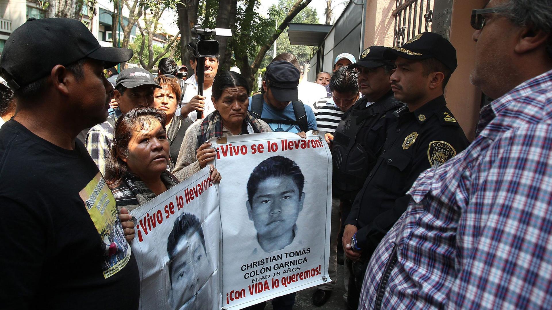 Protest von Verwandten der getöteten 43 Studenten am 20. März 2015 in Mexico-Stadt