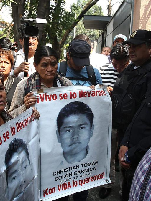 Protest von Verwandten der getöteten 43 Studenten am 20. März 2015 in Mexico-Stadt
