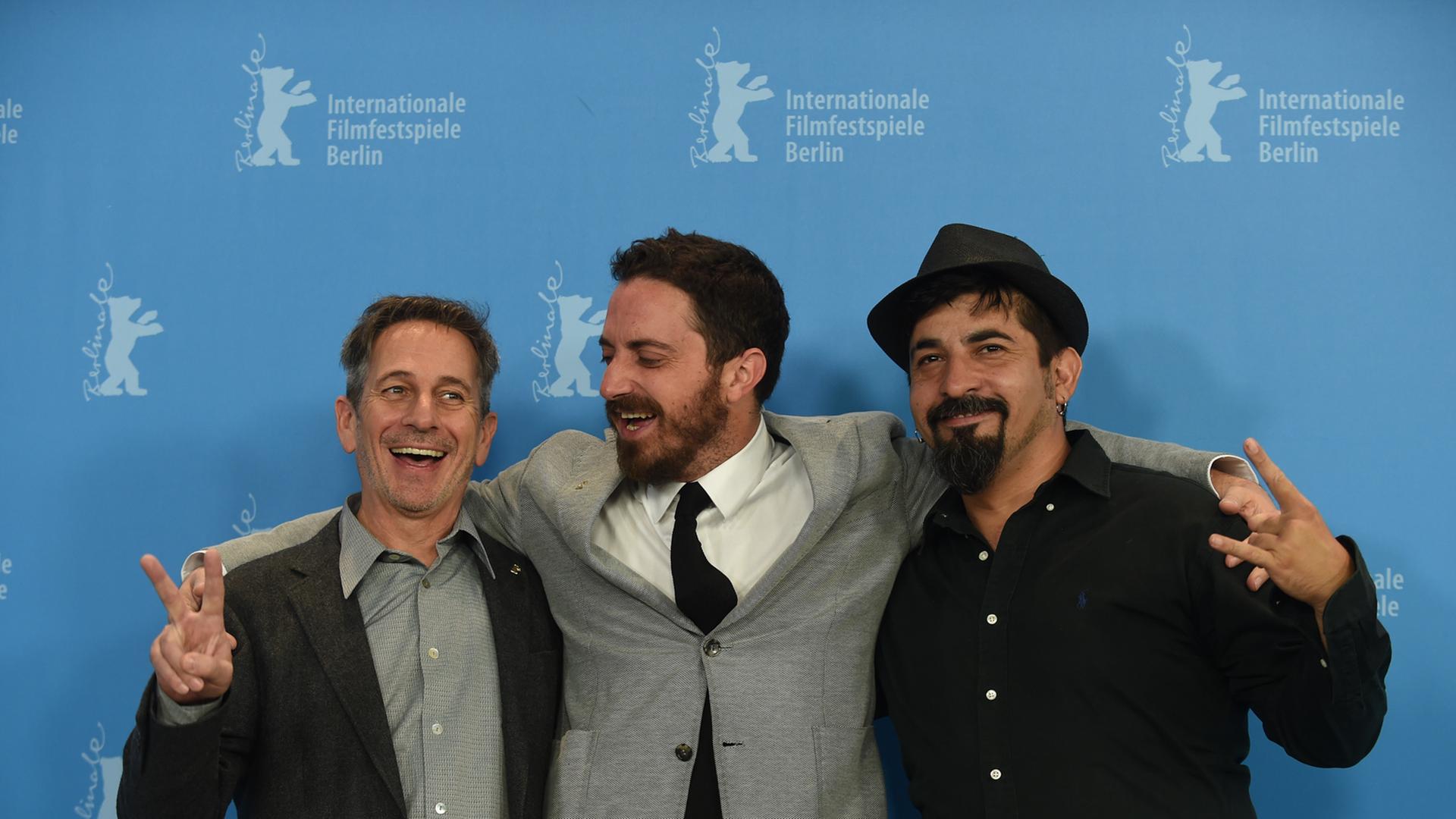 Schauspieler Alfredo Castro, Regisseur Pablo Larraín (M) und Schauspieler Roberto Farías posieren für die Kameras.