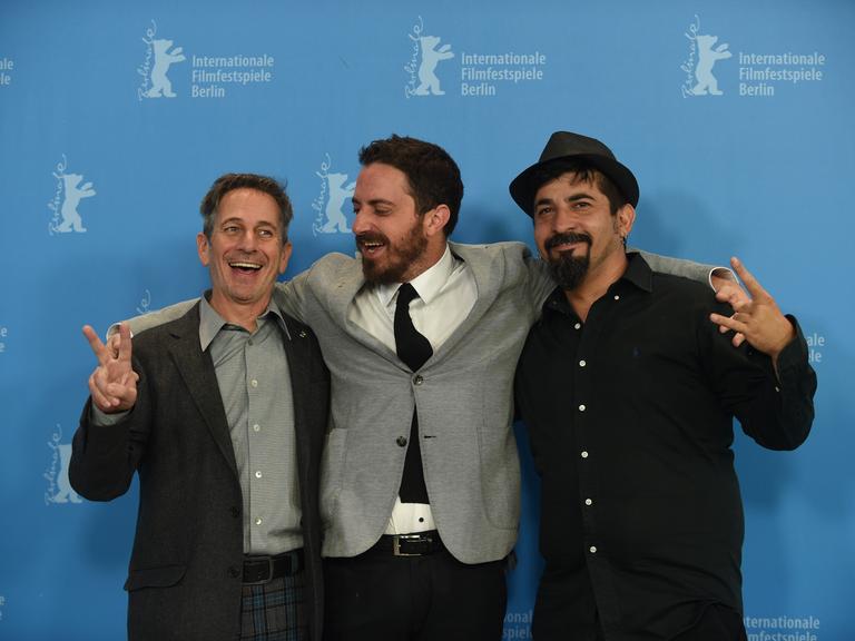 Schauspieler Alfredo Castro, Regisseur Pablo Larraín (M) und Schauspieler Roberto Farías posieren für die Kameras.