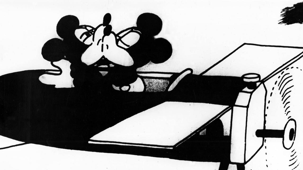 Still aus dem Mickey-Mouse-Kurzfilm "Plane Crazy - Verrücktes Flugzeug" von 1928 - Mickey und Minnie küssen sich in einem Flugzeug 