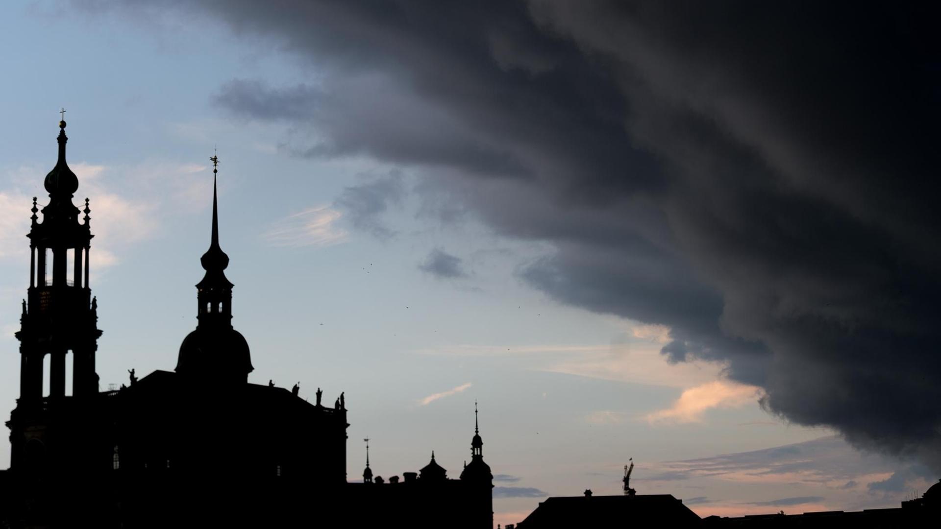 Gewitterwolken ziehen über die Altstadt von Dresden Gewitterwolken ziehen über die Altstadt von Dresden
