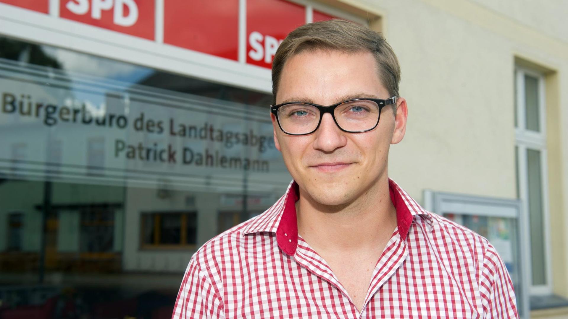 Der SPD-Landtagsabgeordnete Patrick Dahlemann vor seinem Bürgerbüro in Torgelow im Kreis Vorpommern-Greifswald (Mecklenburg-Vorpommern).