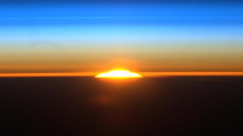Sonnenaufgang - fotografiert aus dem Weltraum