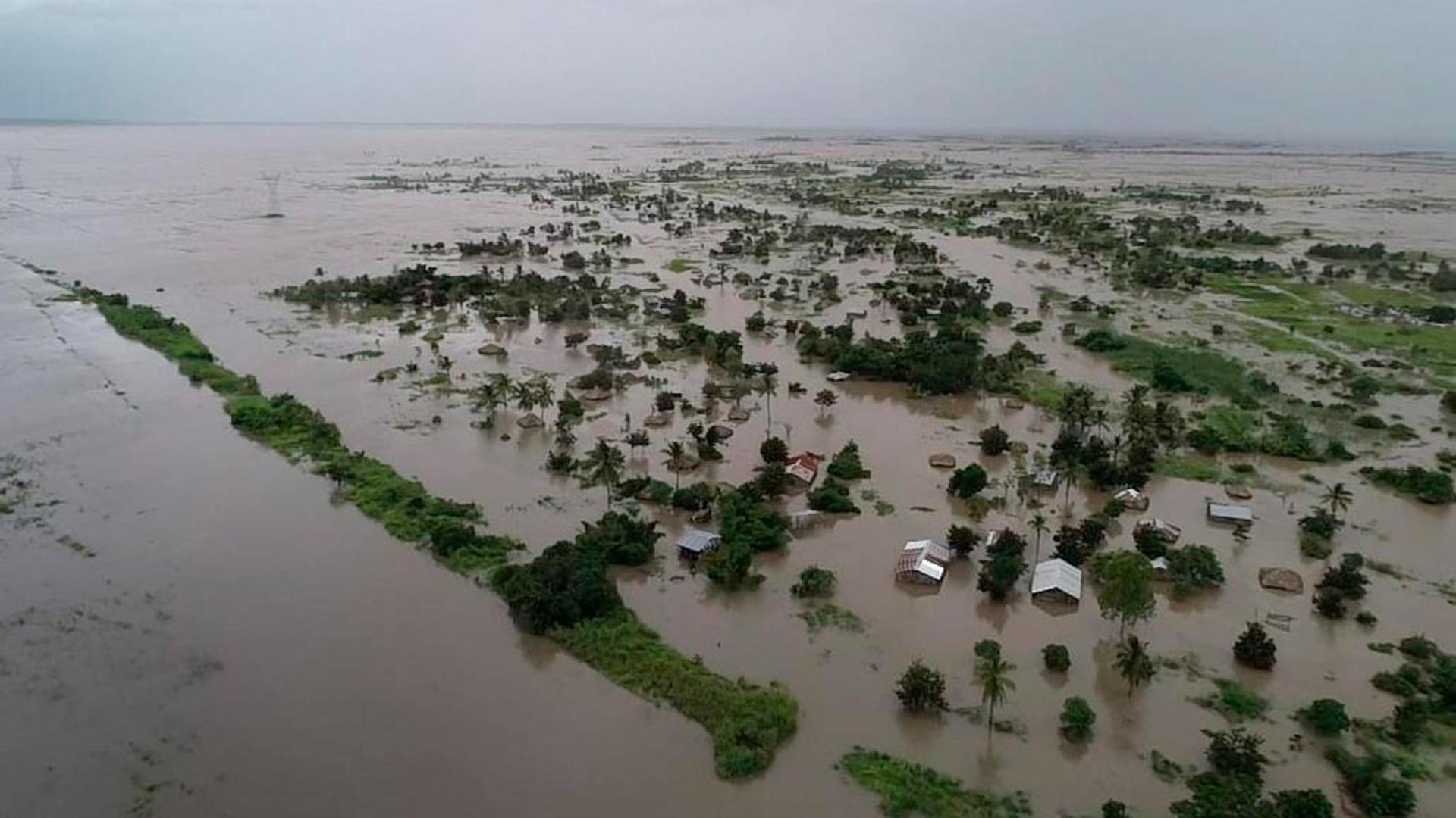 Das Foto zeigt braunes Wasser in einer überschwemmten Landschaft.
