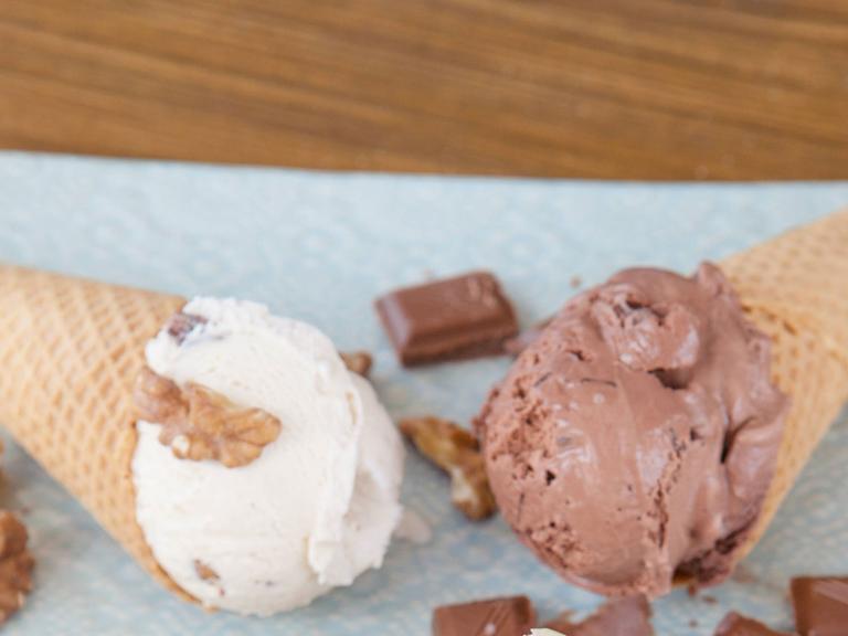 Verschiedene Eiscreme mit Nüssen und Schokolade.