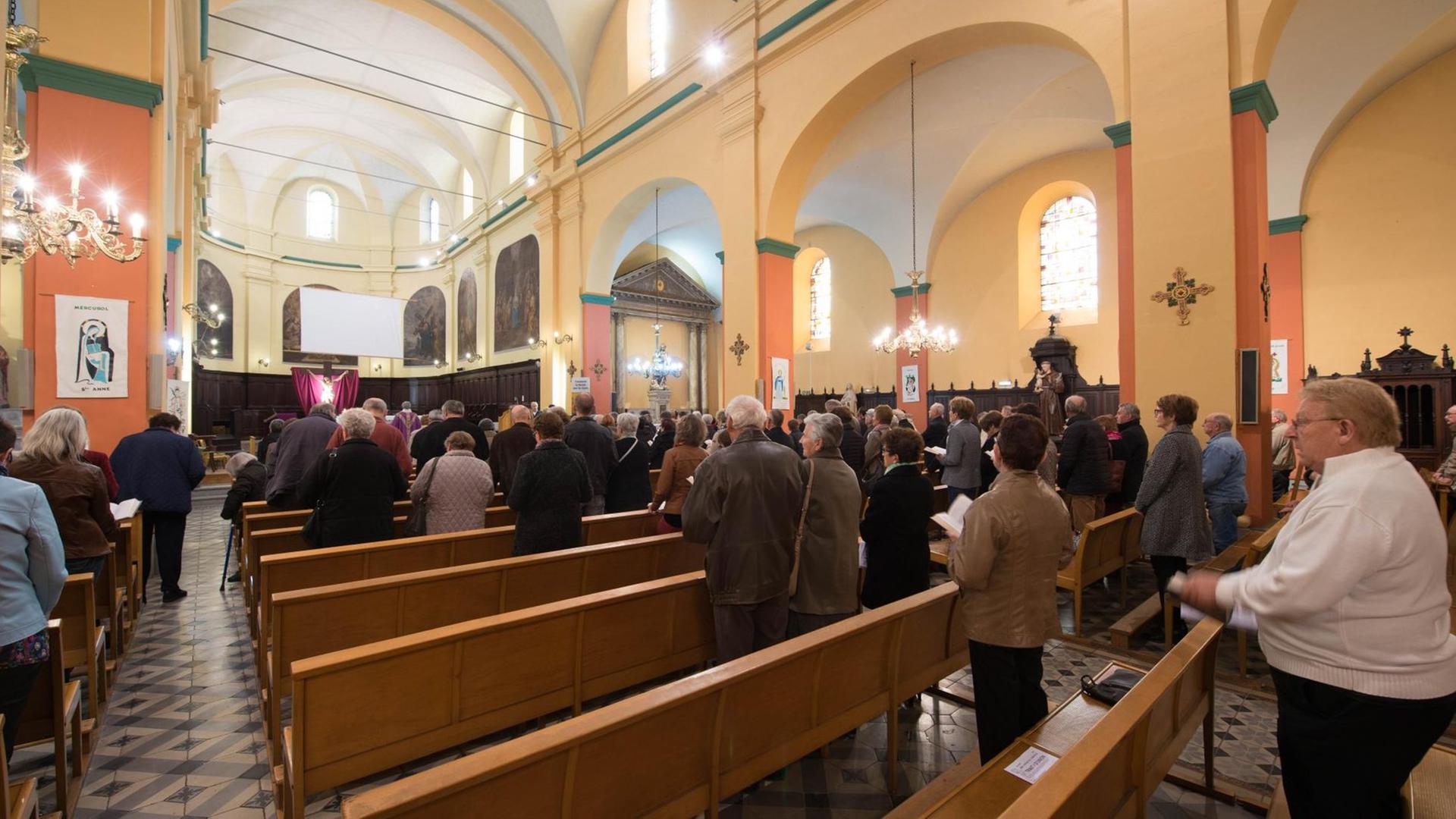 Totale einer Kirche in Tain während des Gottesdienstes