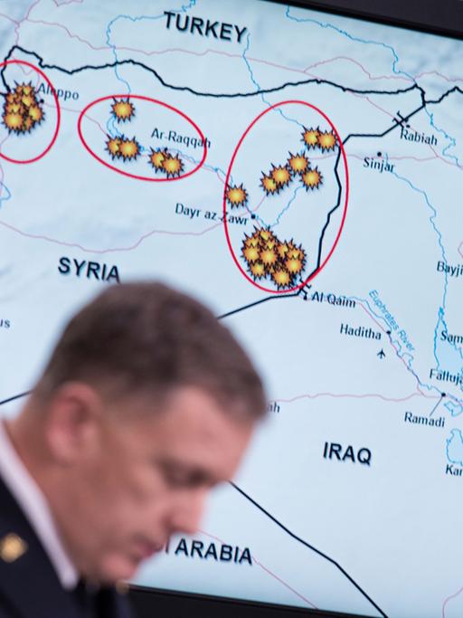 Der US-Generalmajor William C. Mayville spricht über die Luftangriffe in Syrien.