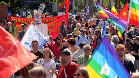 Ostermarsch der Friedensbewegung in Stuttgart: Sie sehen ein Meer aus Transparenten und Fahnen.