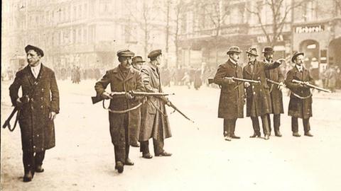 Spartakisten mit Gewehren in Berlin