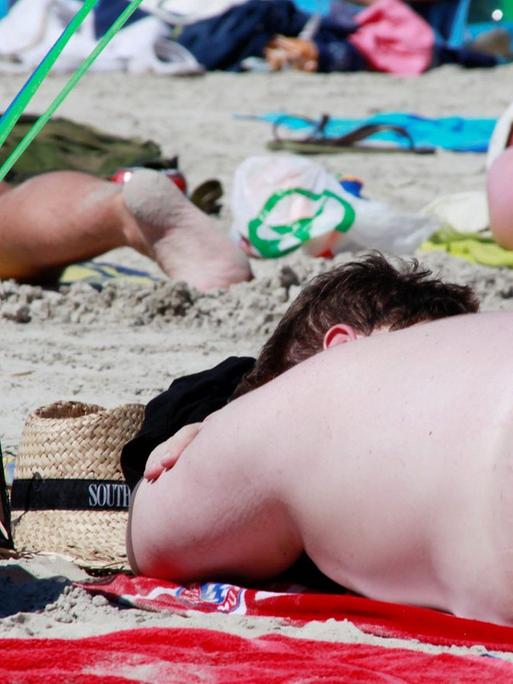 Touristen mit Sangria-Eimer am Strand auf Mallorca