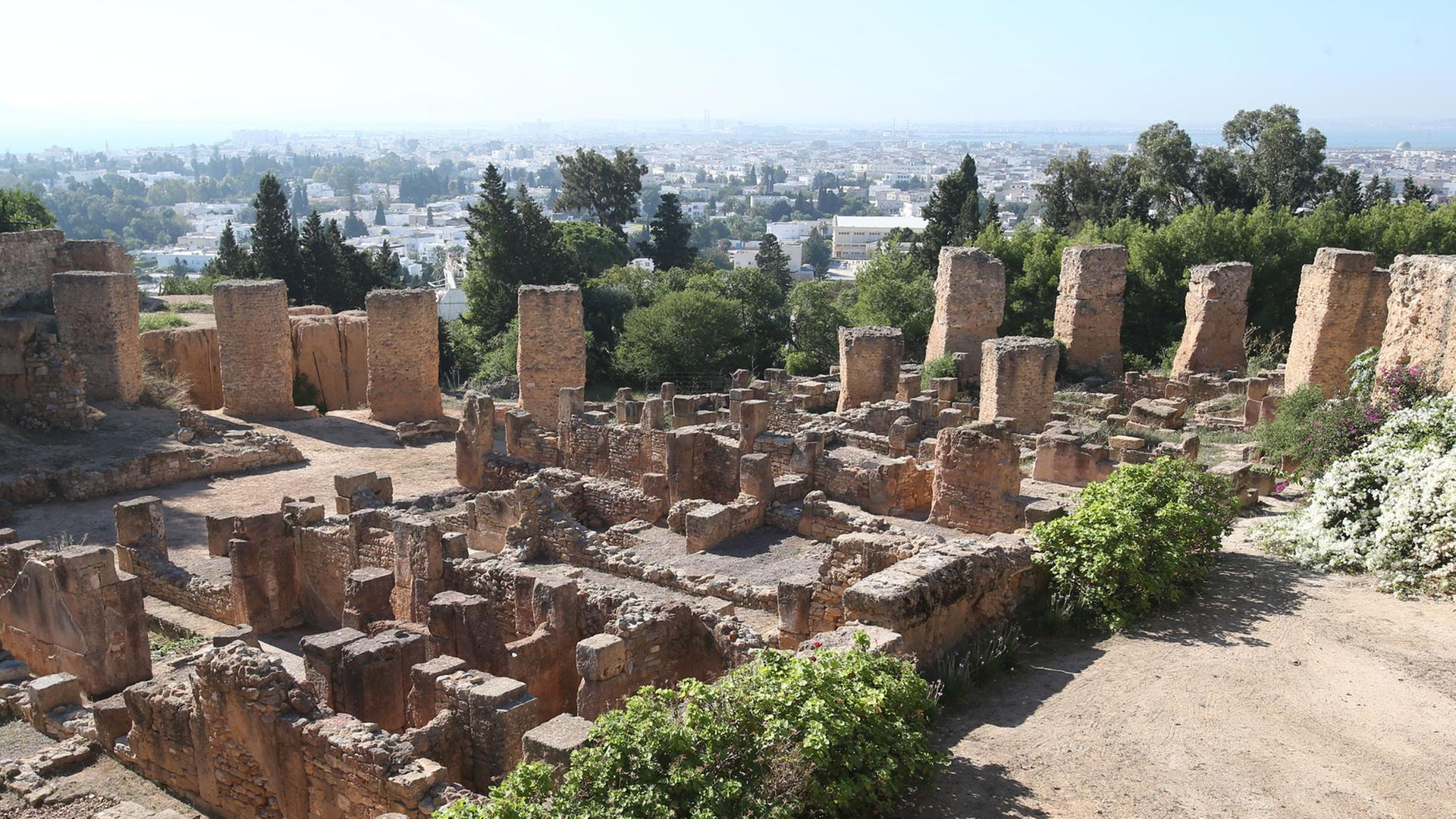 Historische Steine liegen in der Ausgrabungsstaette von Karthago in Tunesien.