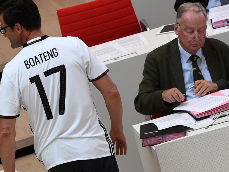 Ein CDU-Abgeordneter läuft mit einem "Boateng"-Shirt am Vorsitzenden der AfD-Fraktion, Alexander Gauland, vorbei.
