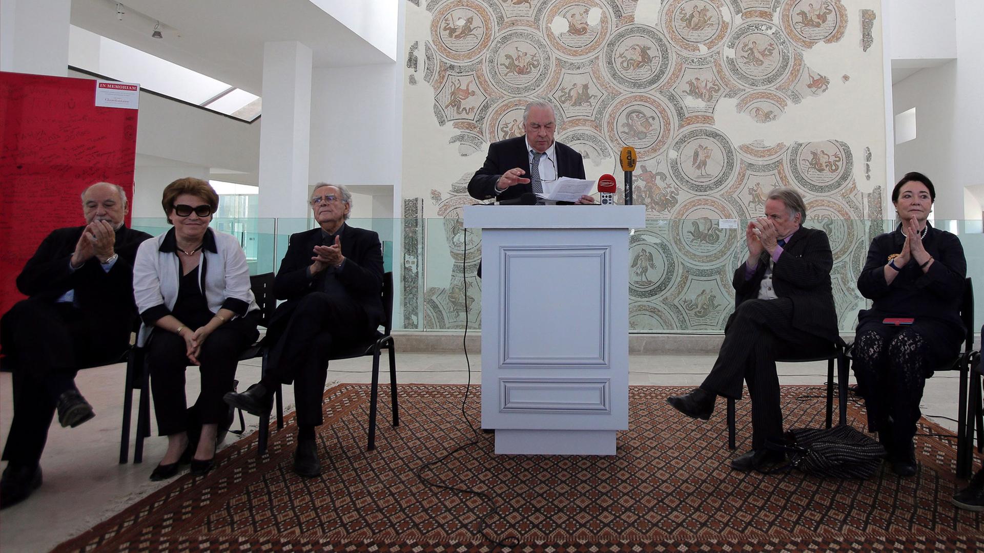 Die Jury des Prix Goncourt: Didier Decoin steht am Sprecherpult, links Ben Jelloun und Francoise Chandernagor (2. von links), Bernarnd Pivot (3. von links), rechts sitzen Regis Debray (2.-r) und Paule Constant.