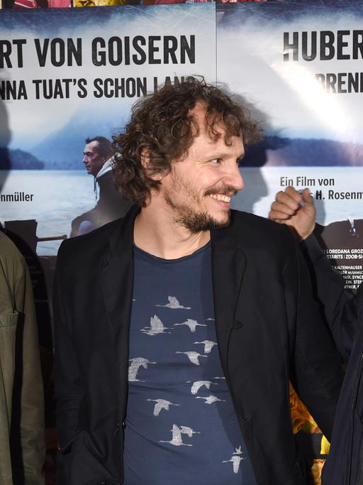 Musiker Hubert von Goisern (v.l.), Regisseur Marcus H. Rosenmüller und Markus Aicher (BR) in München (Bayern) bei der Deutschlandpremiere des Films "Hubert von Goisern - Brenna tuat's schon lang".