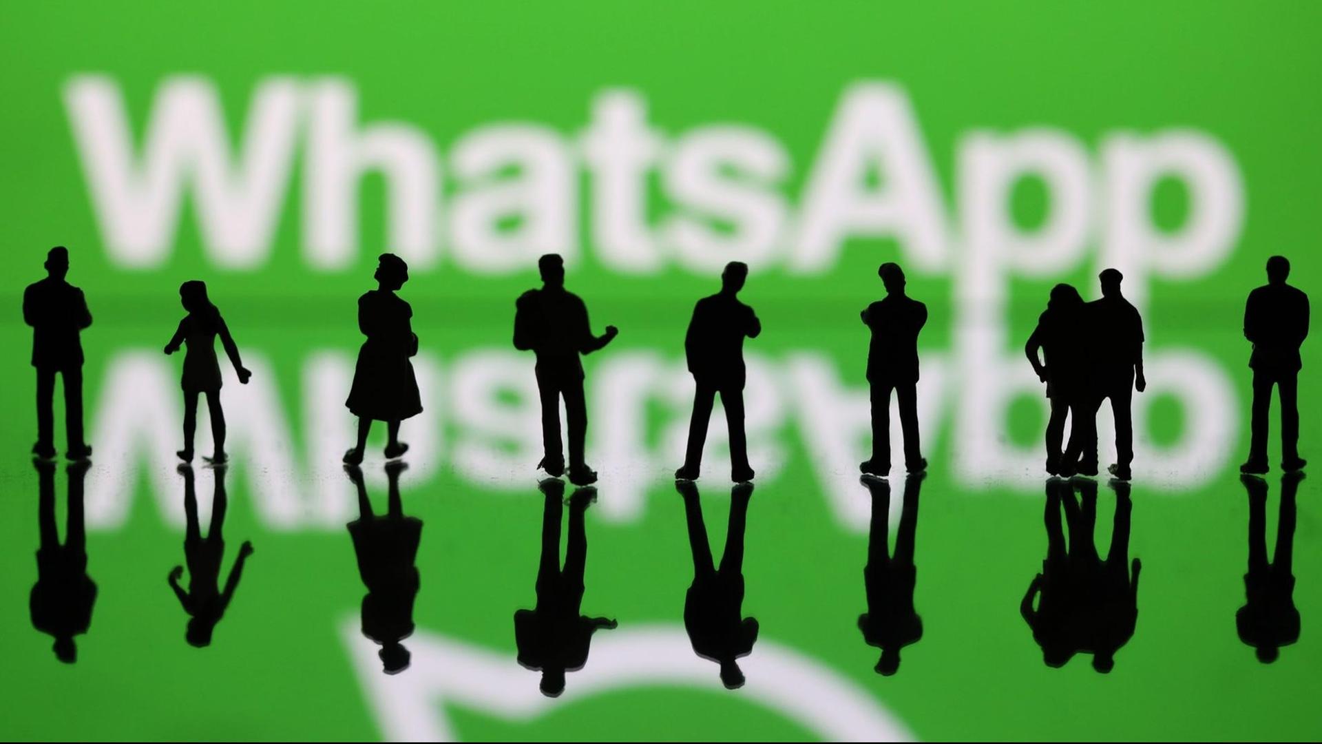 Illustration zum Messengerdienst WhatsApp: Vor dem Schriftzug "WhatsApp" stehen Menschen.
