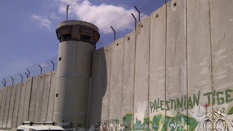 Grenzmauer in Israel mit Wachturm