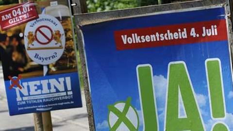Plakate zum Volksentscheid über den Nichtraucherschutz in Bayern