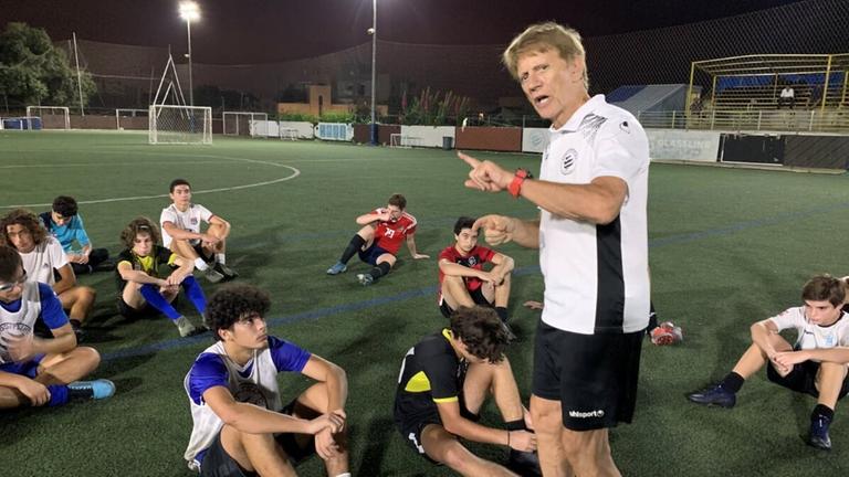 Theo Bücker spricht mit seinen Fußball-Schülern