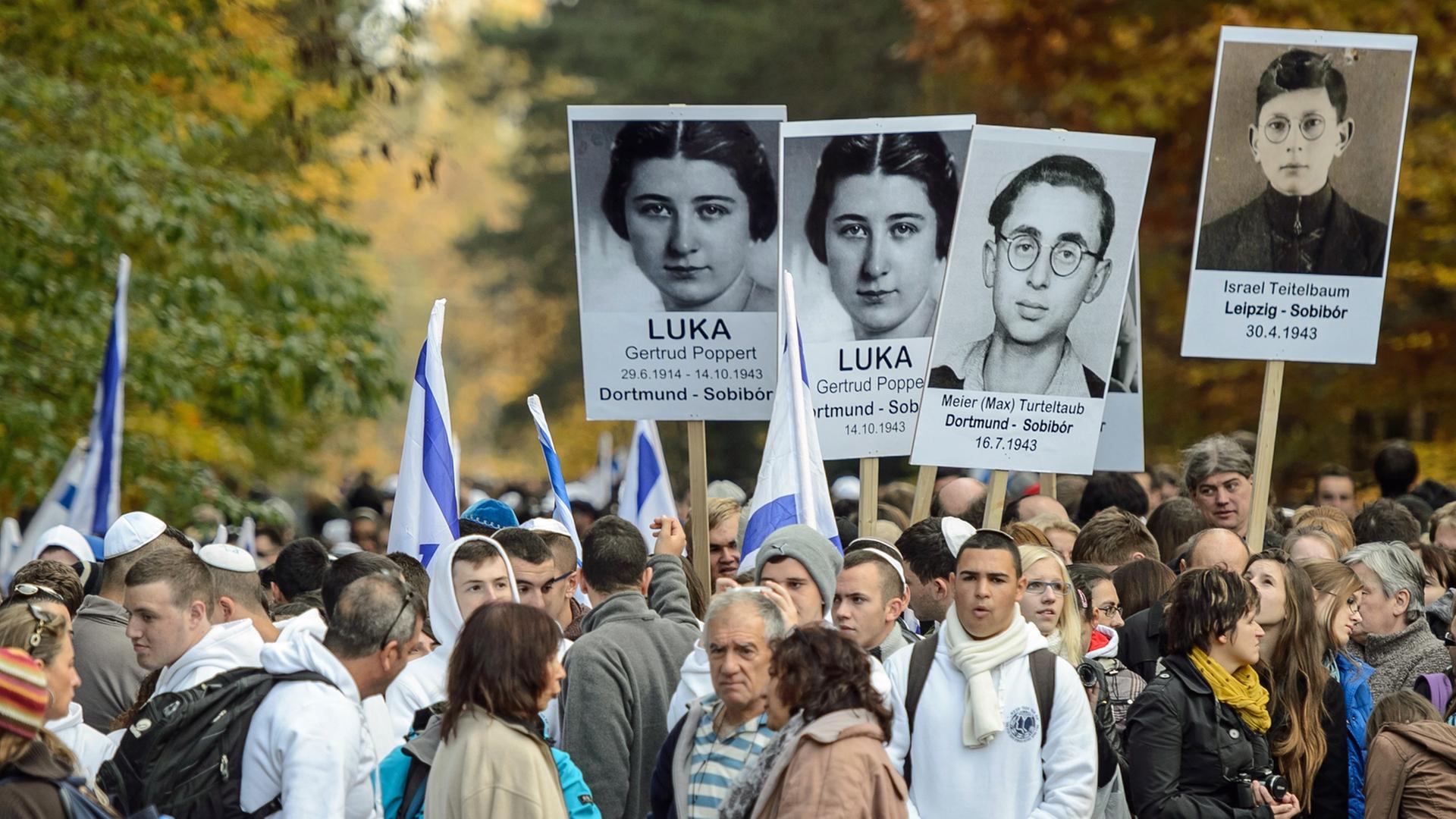 Teilnehmer einer Gedenkveranstaltung zum 70. Jubiläum des jüdischen Aufstandes im Konzentrationslager Sobibor am 14. Oktober 1943, aufgenommen 2013