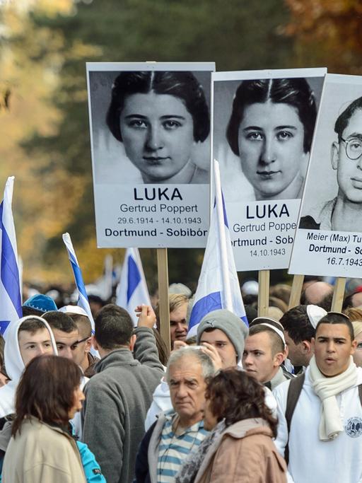 Teilnehmer einer Gedenkveranstaltung zum 70. Jubiläum des jüdischen Aufstandes im Konzentrationslager Sobibor am 14. Oktober 1943, aufgenommen 2013