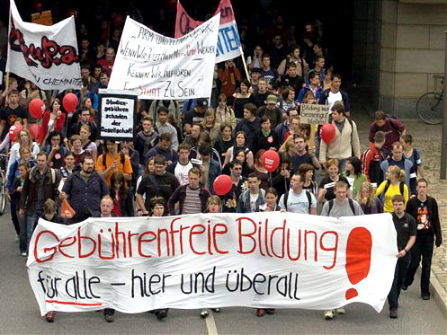 Mehrere tausend Studenten demonstrieren in der Dresdner Innenstadt gegen die Einführung von Studiengebühren. Mehrere tausend Studenten demonstrieren in der Dresdner Innenstadt gegen die Einführung von Studiengebühren.