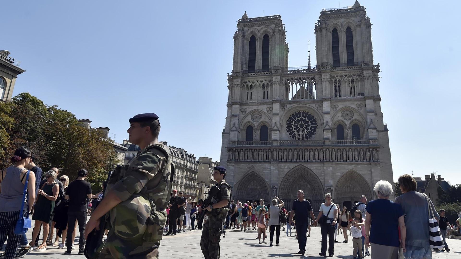 Französische Soldaten patrouillieren am 15. August 2016 vor der Pariser Kathedrale Notre Dame.