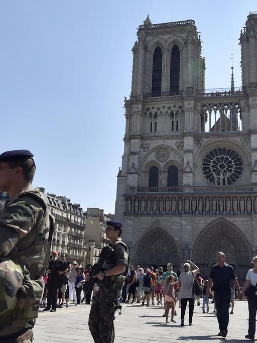 Französische Soldaten patrouillieren am 15. August 2016 vor der Pariser Kathedrale Notre Dame.