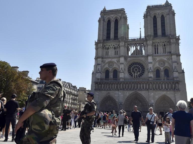 Französische Soldaten patrouillieren am 15. August 2016 vor der Pariser Kathedrale Notre Dame.