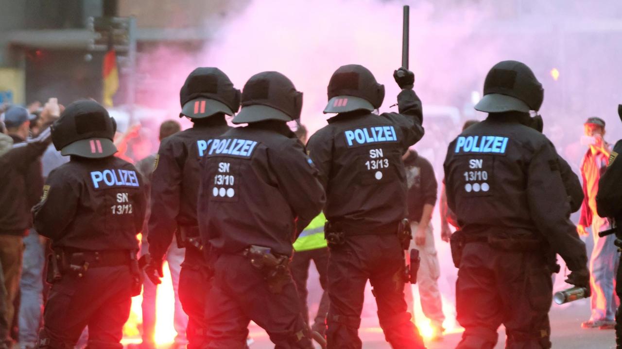 Polizisten stehen in der Innenstadt bei einer Kundgebung der rechten Szene, um ein Aufeinanderprallen von rechten und linken Gruppen zu verhindern. Nach einem Streit war in der Nacht zu Sonntag in der Innenstadt ein 35-jähriger Mann erstochen worden. Die Tat war Anlass für spontane Demonstrationen, bei denen es auch zu Jagdszenen und Gewaltausbrüchen kam. 