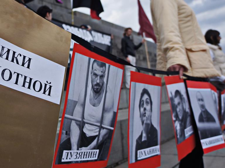 Demonstration von Unterstützern der Angeklagten im Bolotnaya-Prozess in Jekaterinburg