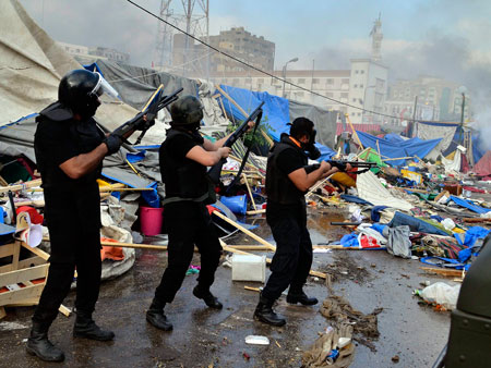Ägyptische Sicherheitskräfte räumen in Kairo ein Zeltlager von Mursi-Anhängern