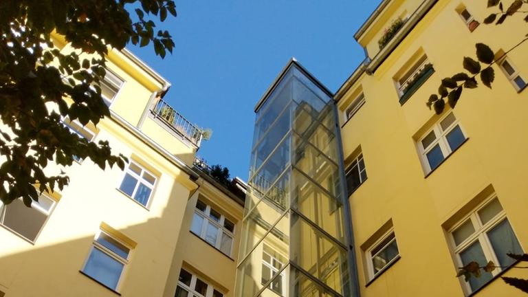 Blick auf eine Häuserfassade mit Fahrstuhl