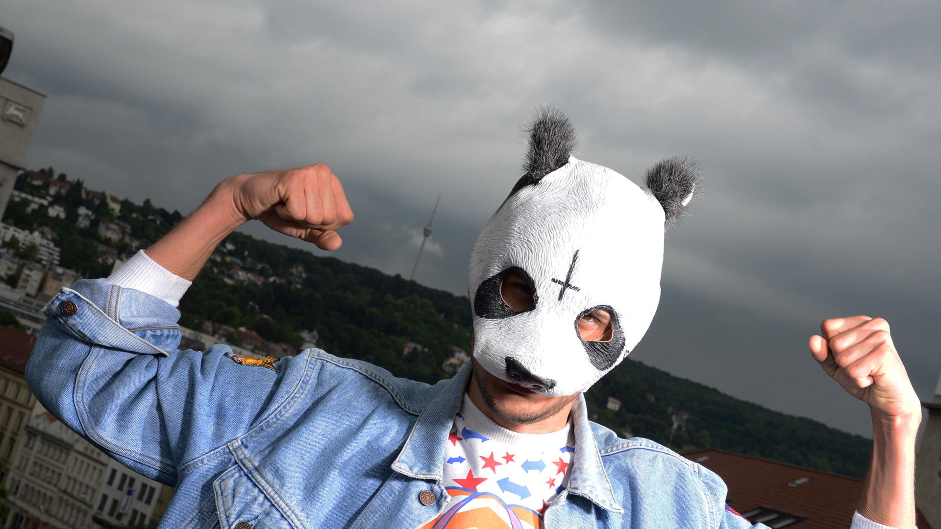 Der Stuttgarter Musiker, der als Rapper Cro bekannt ist und mit Vornamen Carlo heißt, steht am Dienstag (12.06.2012) mit seiner Panda-Maske auf dem Dach seines Büros in der Stuttgarter Innenstadt.