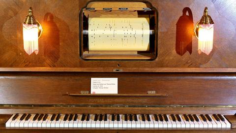 Das Orchestrion "The Happy Jazz Band". Der selbstspielende Musikautomat besteht aus Klavier und Schlagzeug.