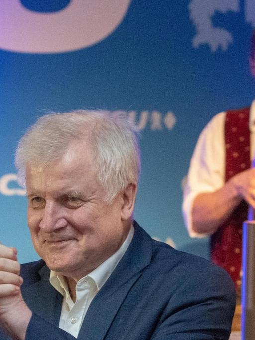 Horst Seehofer begrüßt die Besucher in einem Bierzelt auf dem Töginger Volksfest
