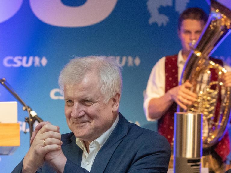 Horst Seehofer begrüßt die Besucher in einem Bierzelt auf dem Töginger Volksfest
