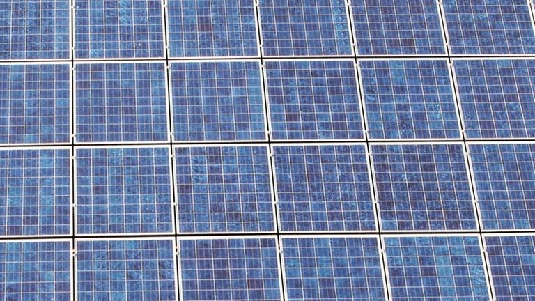Solarzellen auf einem Dach. Solarzellen auf einem Dach.