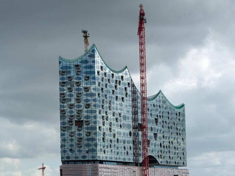 Blick auf die Elbphilharmonie in der Hafencity in Hamburg - sie wurde mehr als zehn Mal so teuer als geplant