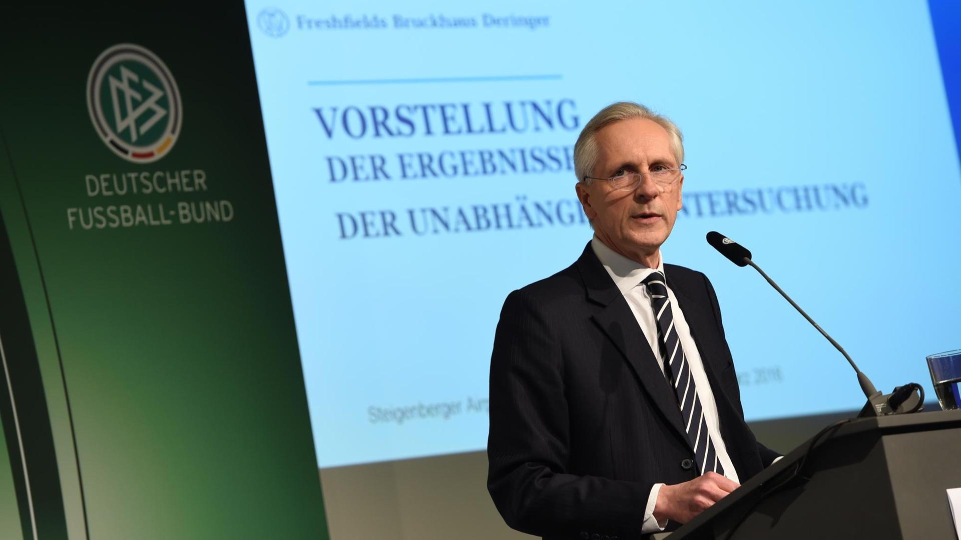 Christian Duve von der Wirtschaftskanzlei Freshfields Bruckhaus Deringer spricht in Frankfurt am Main während der Pressekonferenz zur Vorstellung des Untersuchungsberichts zur DFB-Affäre um die Vergabe der Fußball-WM 2006 nach Deutschland.