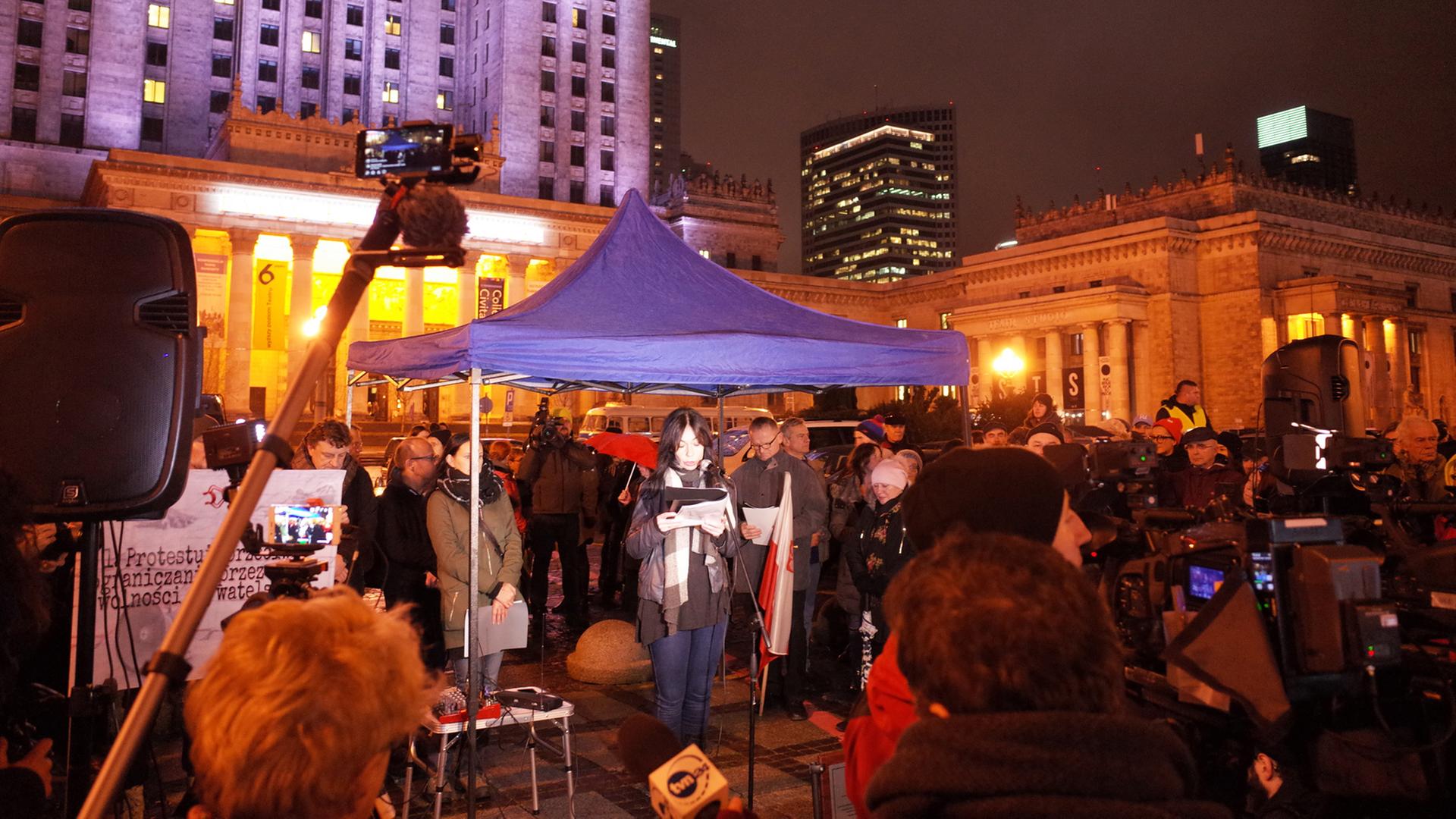 Trauerkundgebung in der ponischen Hauptstadt Warschau für den 54-jährigen Piotr Szczesny, der sich öffentlich selbst angezündet hatte