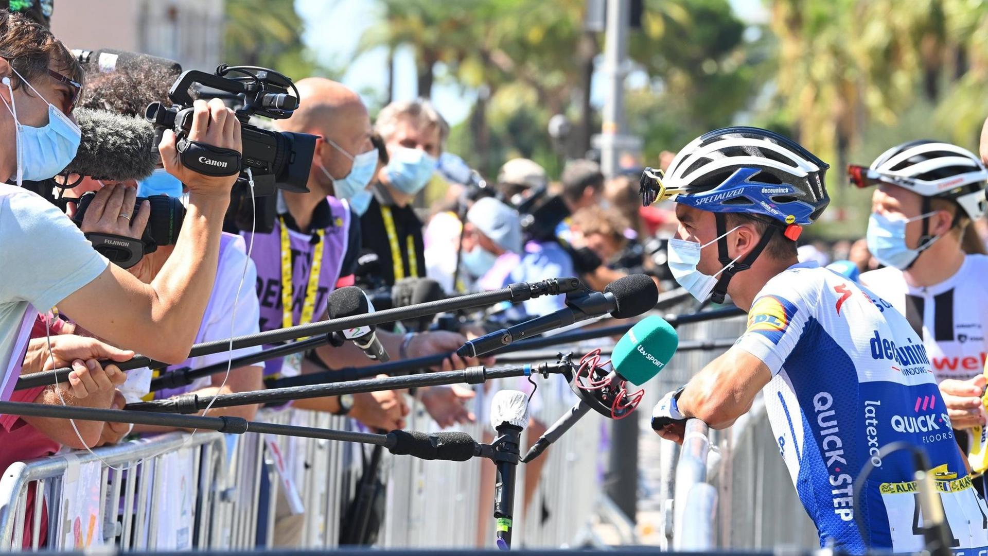 Julian Alaphilippe, französischer Radprofi vom Team DECEUNINCK-QUICK-STEP, bei der 2. Etappe der Tour de France 2020 am 30. August 2020 in Nizza vor den Kameras und Mikrofonen.