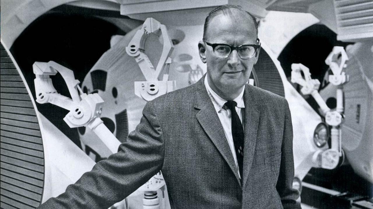 Der Raumfahrtvisionär Arthur C. Clarke (1917-2008) in einer Kulisse von "2001: A Space Odyssey" im Jahr 1965