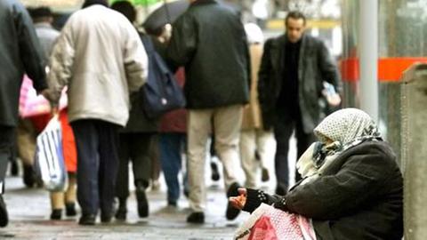 Eine Bettlerin in Hamburg - die Armut in Deutschland steigt.