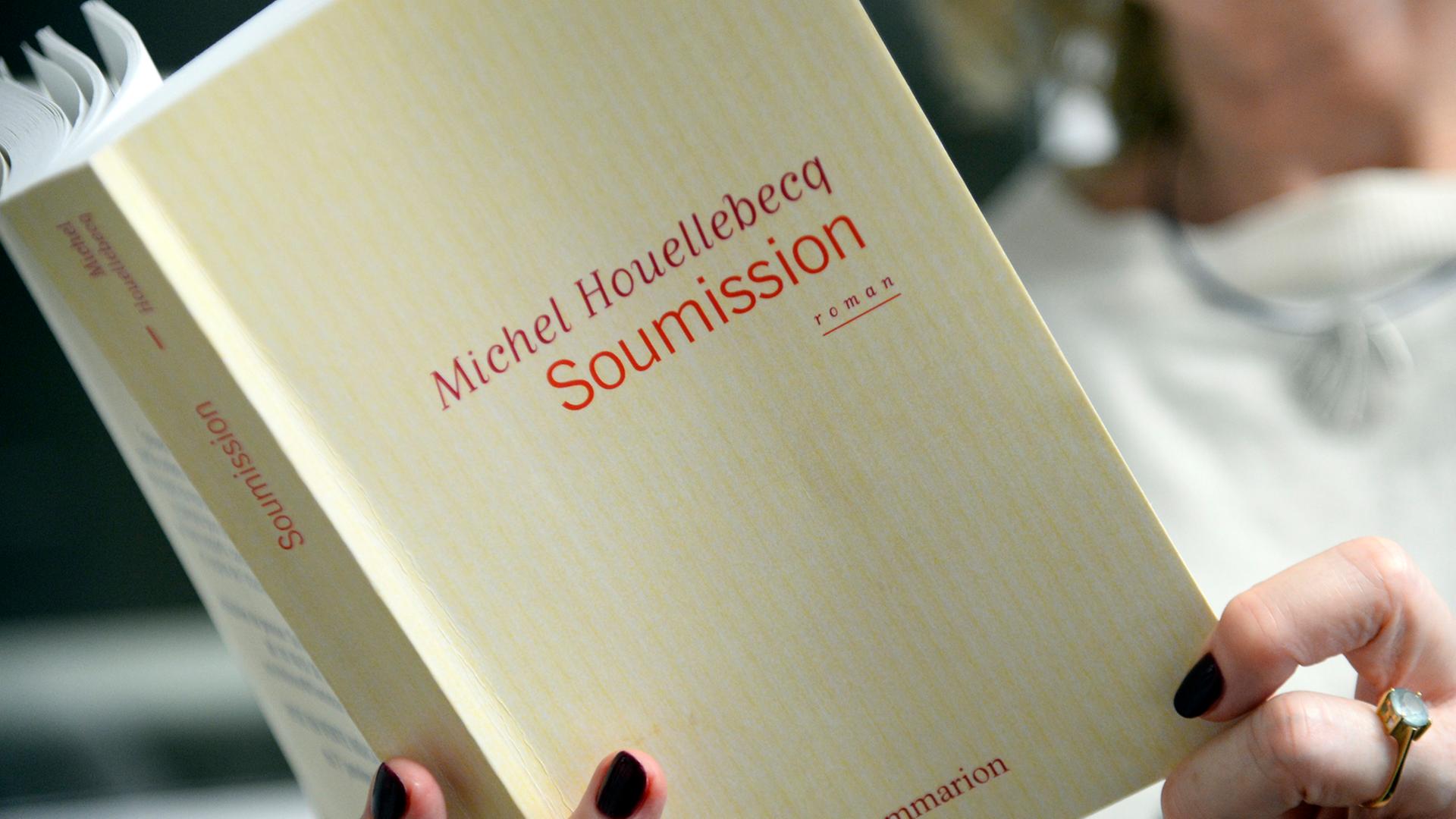Eine Frau liest in Michel Houellebecqs Roman "Soumission".